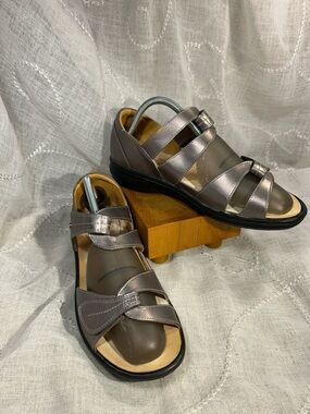 Revere almost NEW leather adjustable sandals